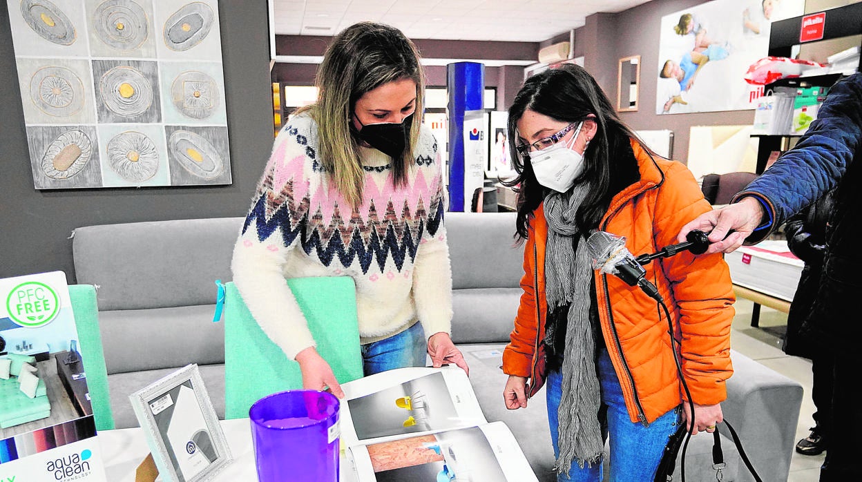 La ganadora del concurso en la tienda donde selló su boleto ganador