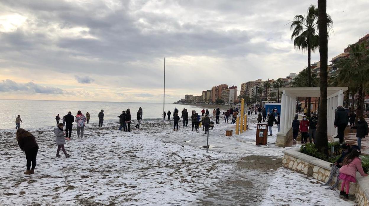 La playa de Fuengirola Blanca por el granizo