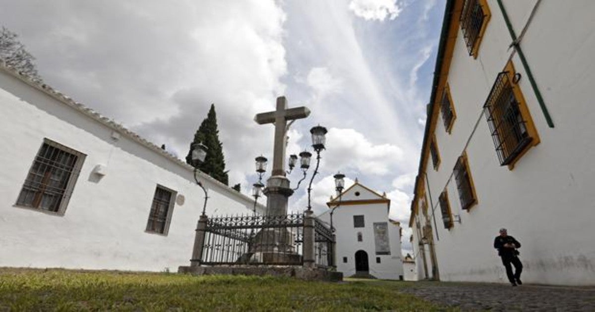 El Cristo de los Faroles en la plaza de Capuchinos de Córdoba, uno de los rincones más genuinos de la ciudad