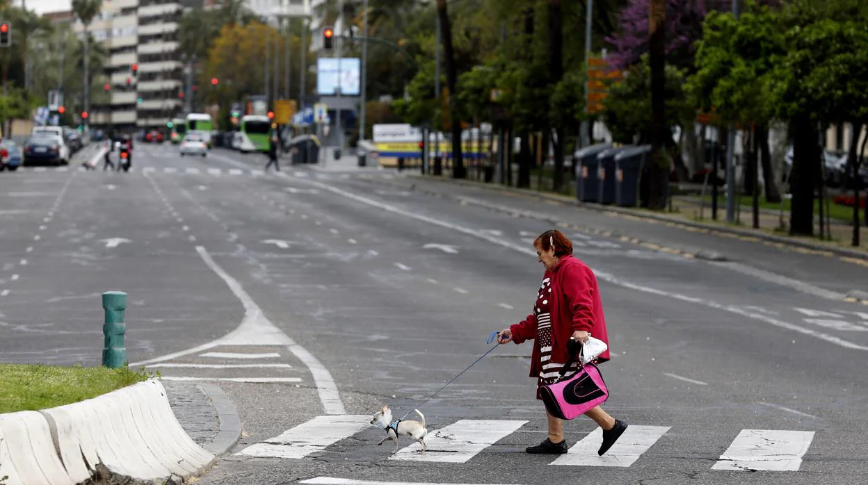 Una mujer de edad avanzada, en el Paseo de la Victoria con su mascota
