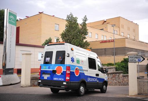 Una ambulancia en el hospital de Pozoblanco