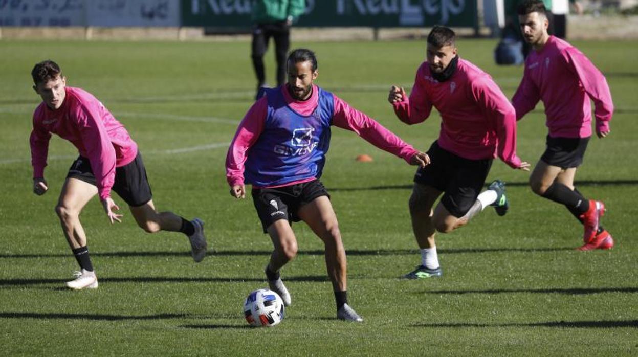 Mario Ortiz conduce el balón en un entrenamiento