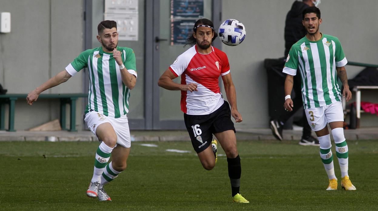 Mario Ortiz entre dos integrantes del Betis Deportivo