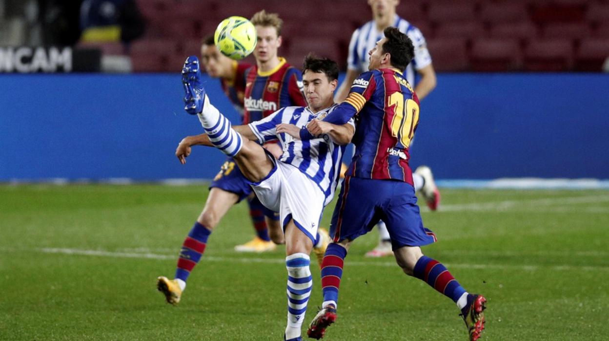 Leo Messi y Zubimendi, en el último Barcelona - Real Sociedad de la Liga