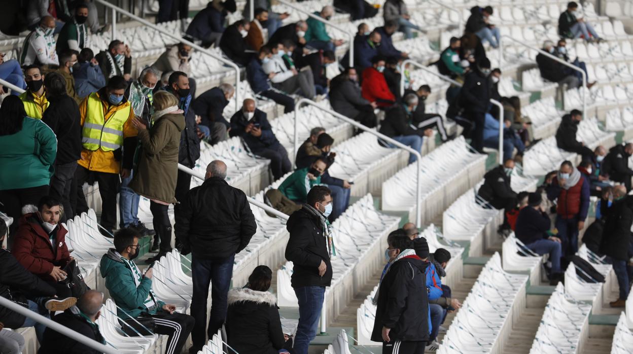 Abonados del Córdoba CF, en la grada del estadio El Arcángel ante el Getafe en la Copa del Rey