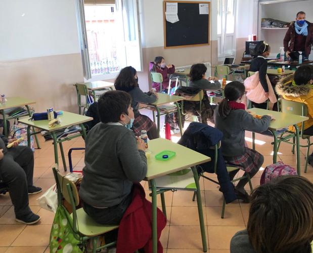 Alumnos con sabañones, mamparas en ventanas y clases más cortas para ventilar el aula en Córdoba