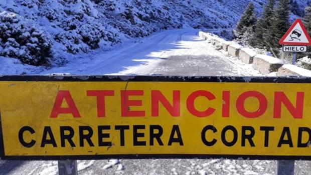 Andalucía mantiene cerradas al tráfico cinco carreteras por hielo y nieve