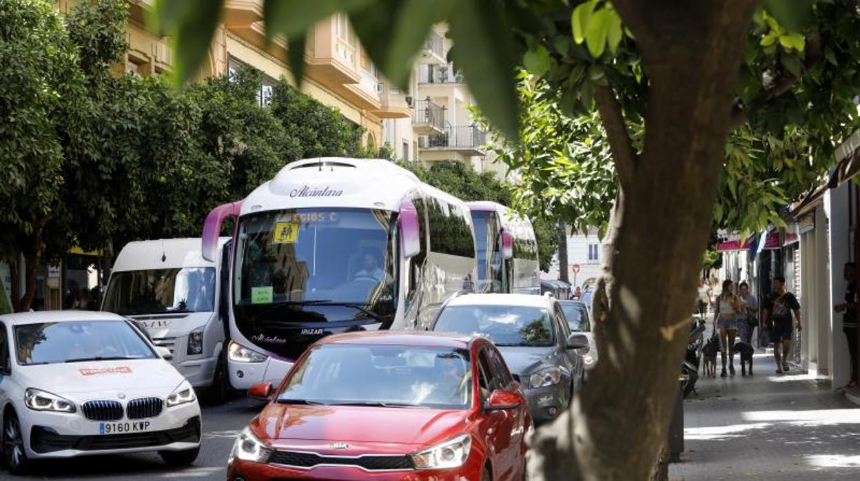 Un autobús escolar en la calle Claudio Marcelo