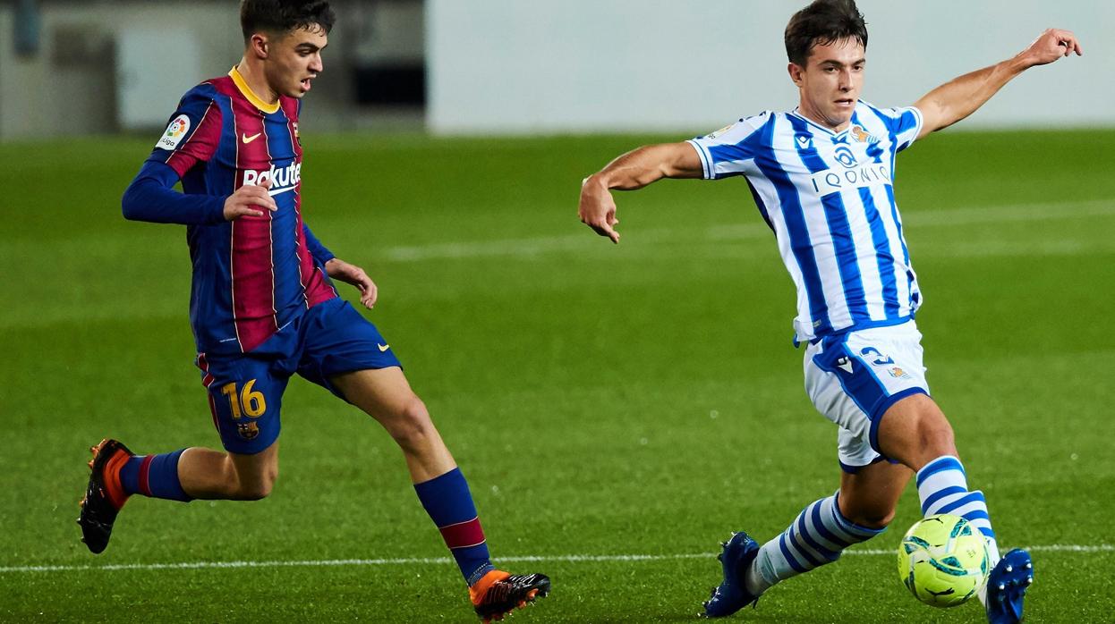 Pedri y Marrero pelean por el esférico en el último partido del Barcelona ante la Real Sociedad