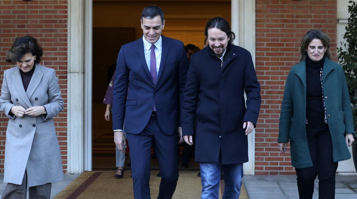 Pedro Sánchez y Pablo Iglesias, saliendo de La Moncloa