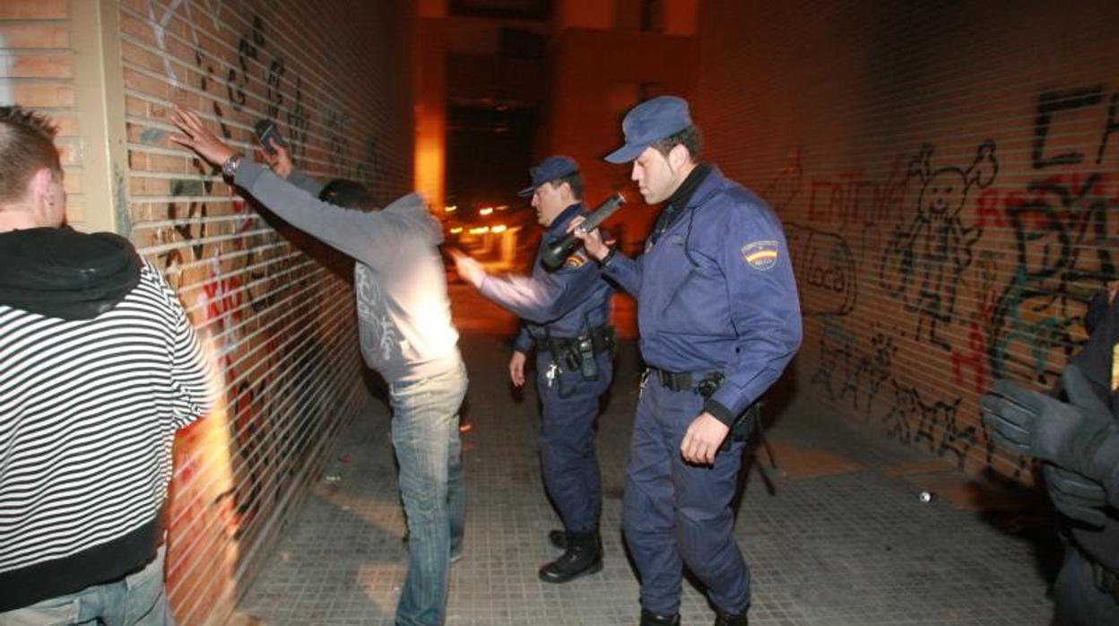 Agentes de la Policía Nacional en Lucena en una imagen de archivo