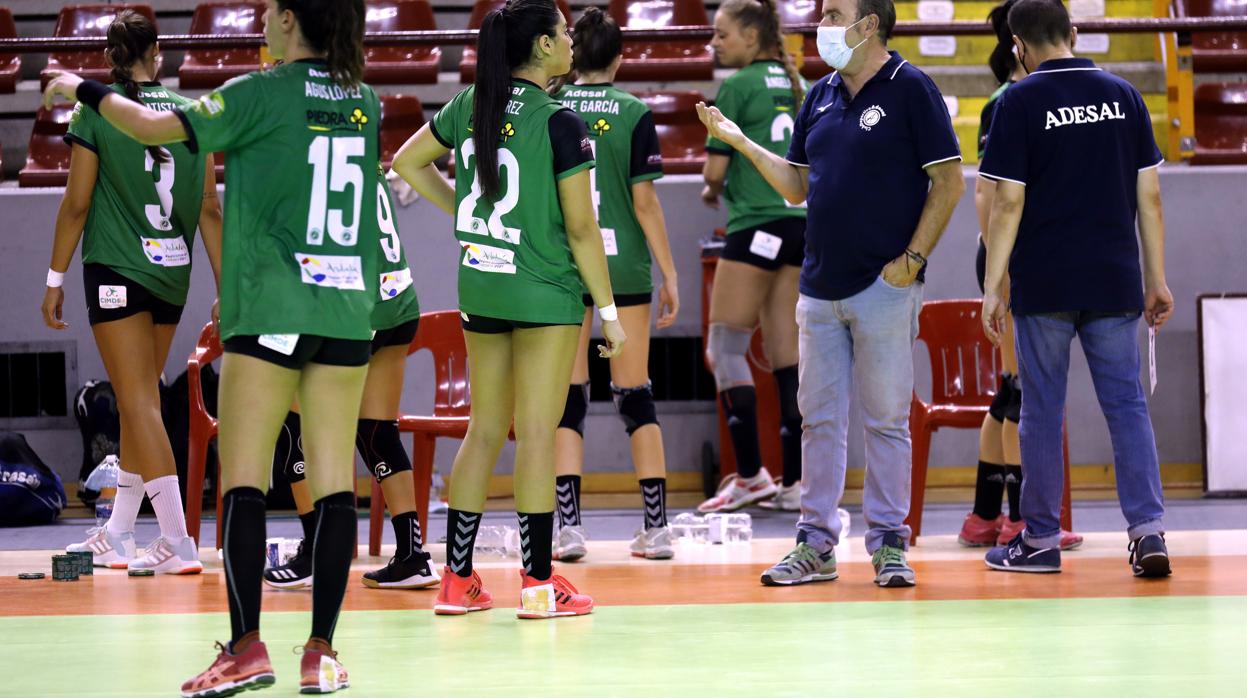 Las jugadoras del Adesal Córdoba, en un tiempo muerto junto a Rafael Moreno