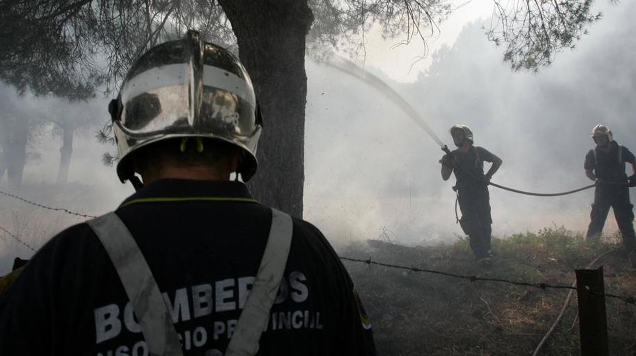 Imagen de archivo de bomberos trabajando sobre un incendio