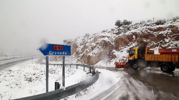 El temporal Filomena mantiene cinco carreteras de Andalucía cerradas al tráfico por hielo y nieve