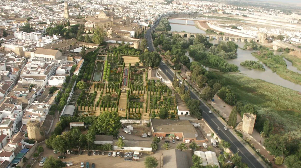 Imagen aérea del conjunto del Alcázar y Caballerizas, antes de la semipeatonalización de la Ribera
