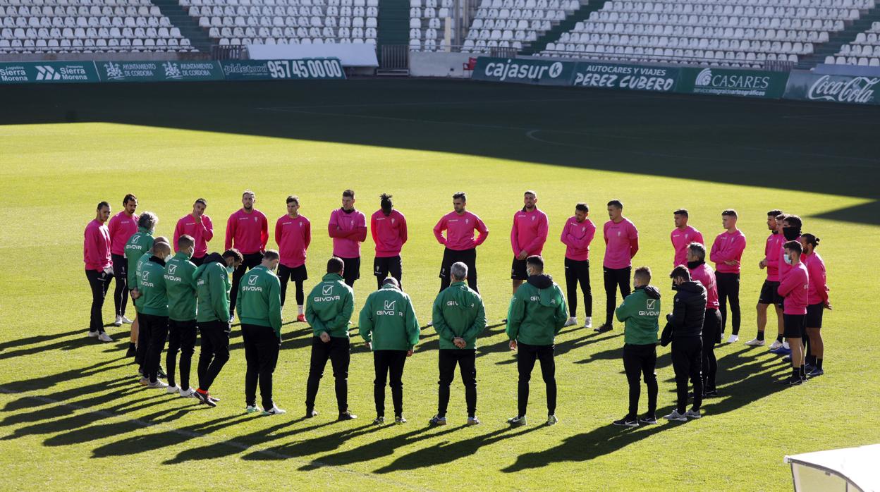 La plantilla y el cuerpo técnico del Córdoba CF