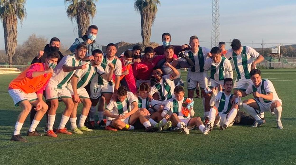 Los jugadores del Córdoba B celebran la victoria al final del partido ante el Gerena en la Ciudad Deportiva