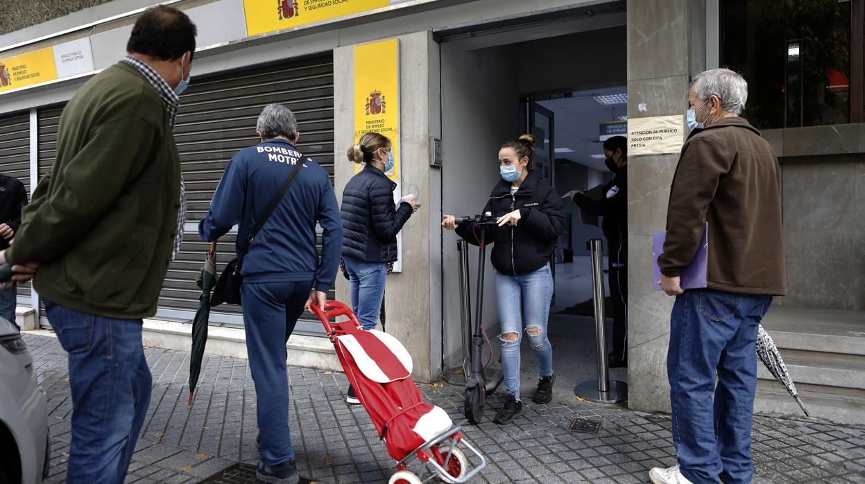 Ciudadanos a las puertas de una oficina de empleo en Córdoba
