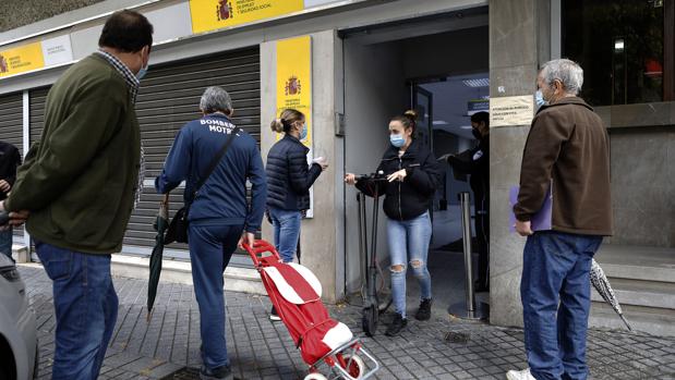 El Covid ha dejado durante 2020 a cerca de 21.000 cordobeses cada mes en el alambre de los ERTE