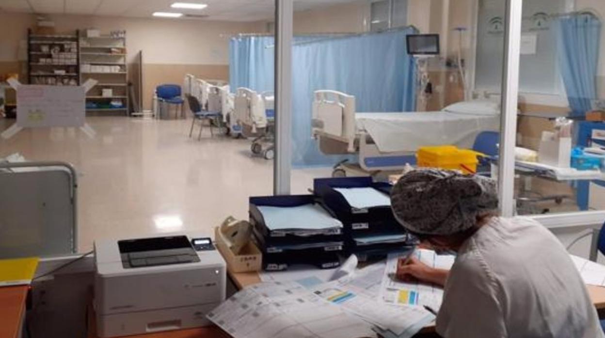 Camas listas para nuevos pacientes en un hospital de Cádiz en una imagen de archivo