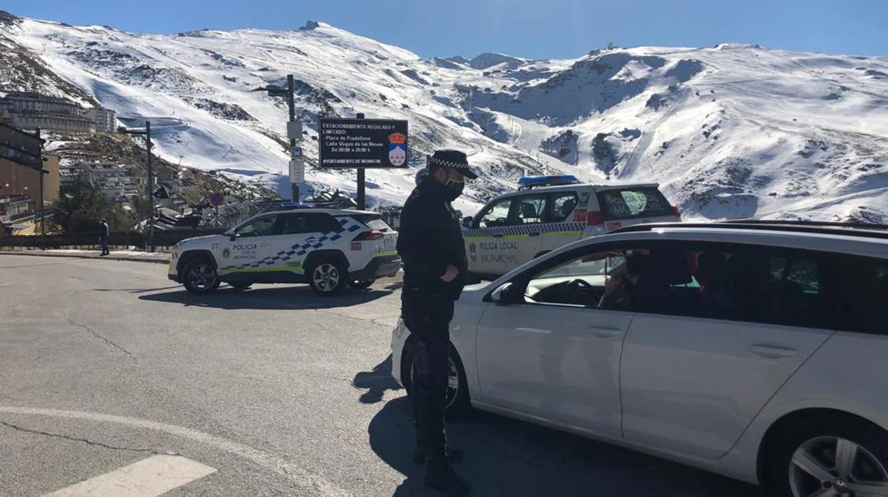 Policías locales controlando el acceso a Sierra Nevada el domingo