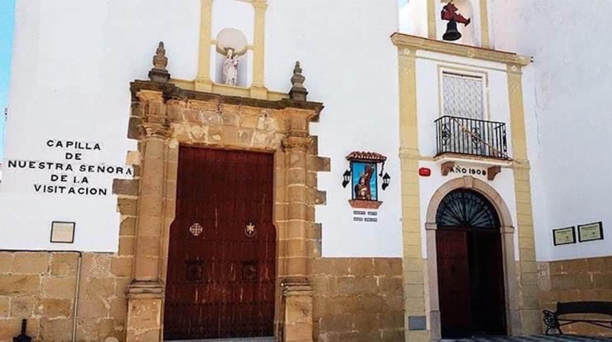 A la derecha, entrada a la residencia municipal de mayores de San Roque