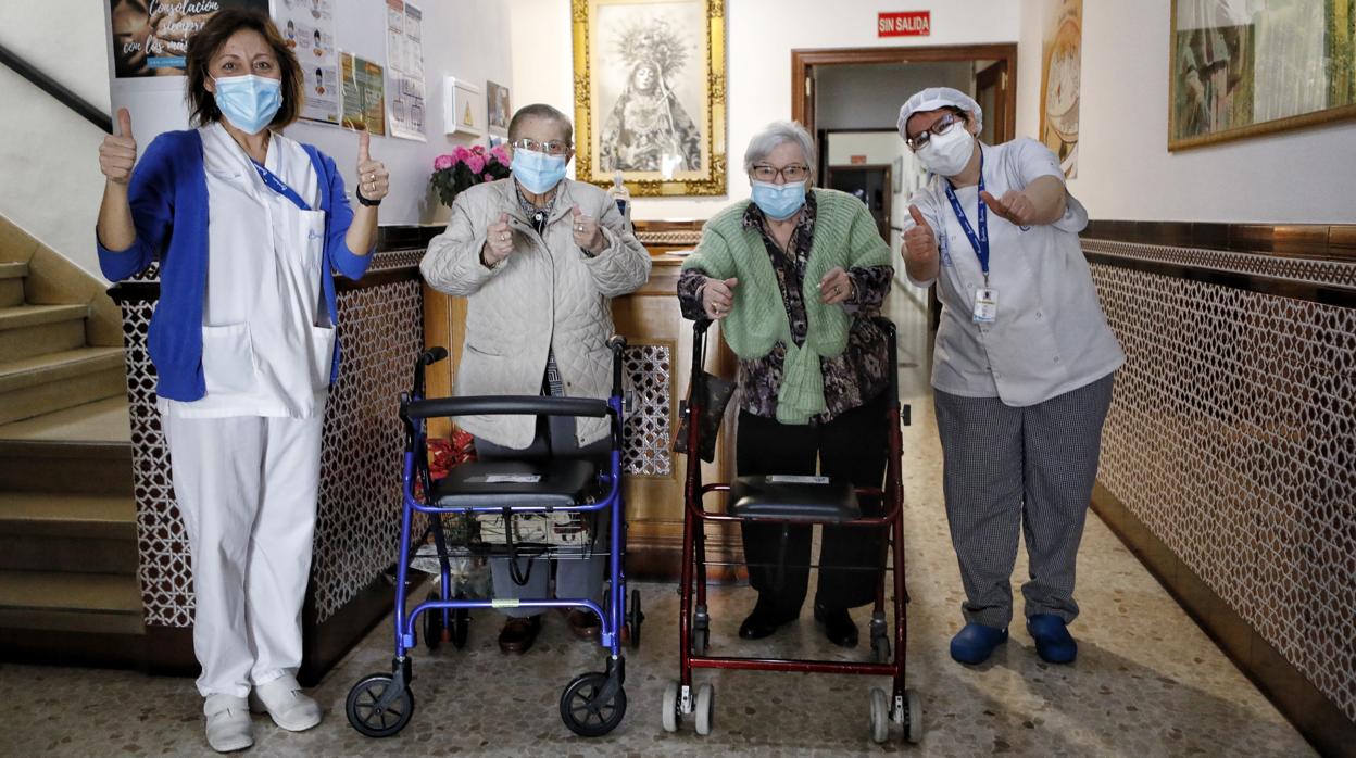 Trabajadoras y residentes de Nuestra Señora de los Dolores, hoy tras recibir la segunda dosis