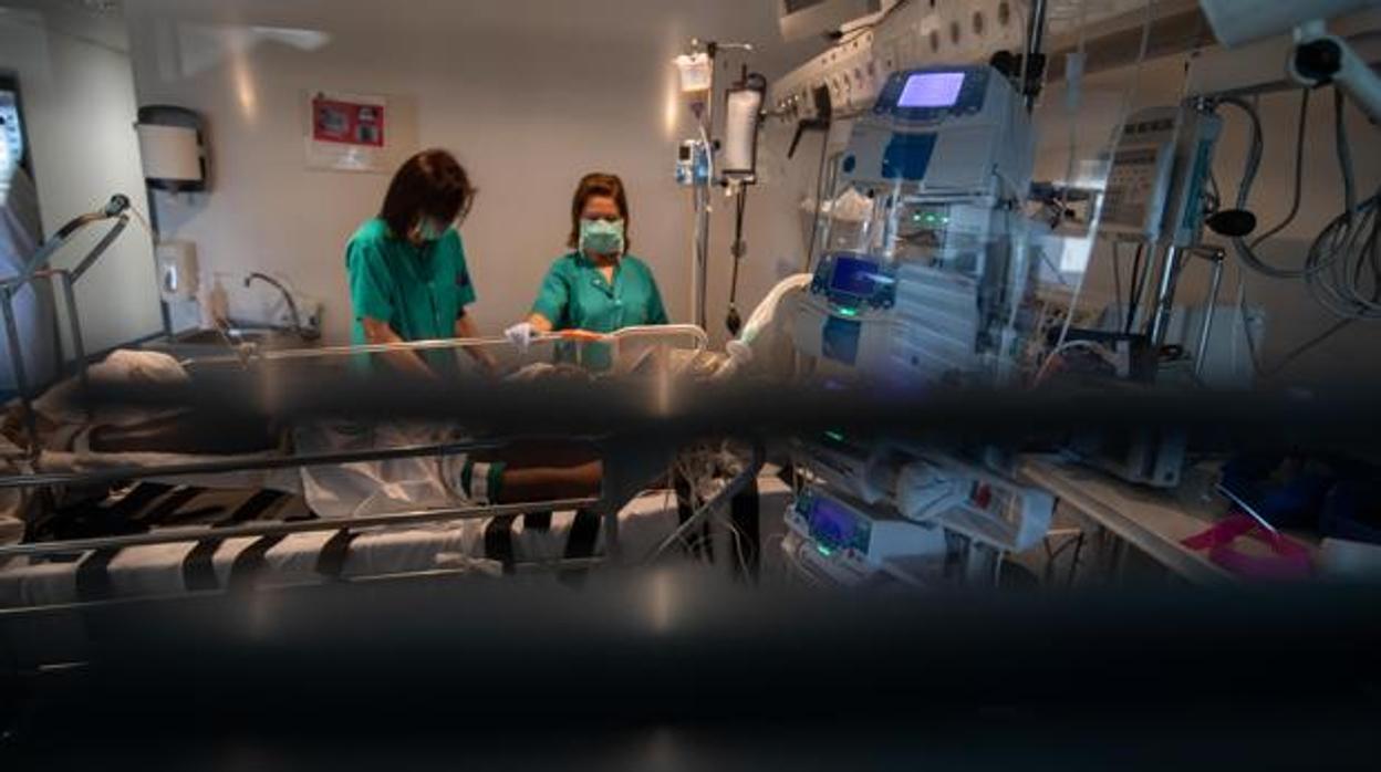 Imagen de archivo en la UCI del Hospital Reina Sofía de Córdoba