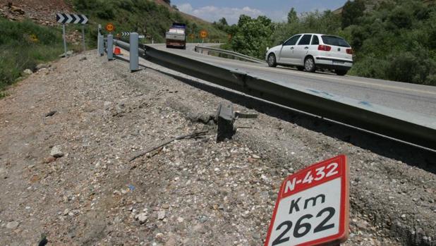 Muere un conductor al caer su coche por un terraplén de 30 metros en la N-432 a su paso por Baena