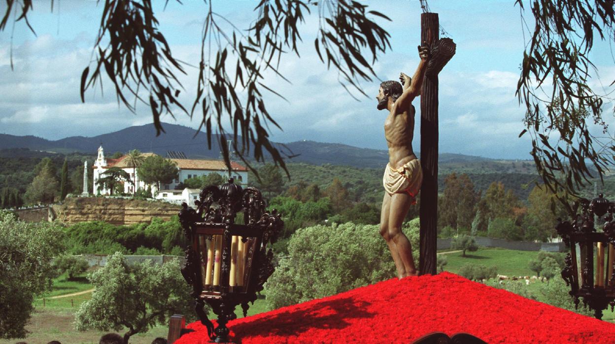 El Cristo de la Agonía, en un monte de claveles rojos, a su salida el Martes Santo 18 de abril de 2000