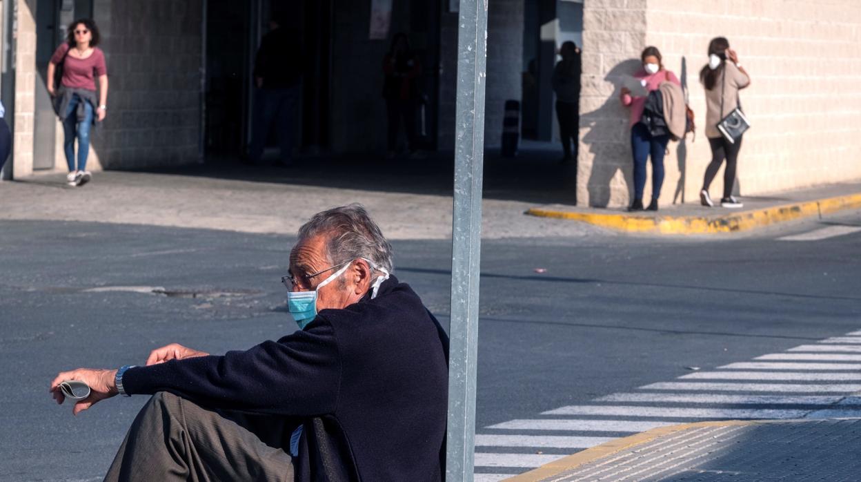 Pacientes y usuarios a las puertas de un centro hospitlario