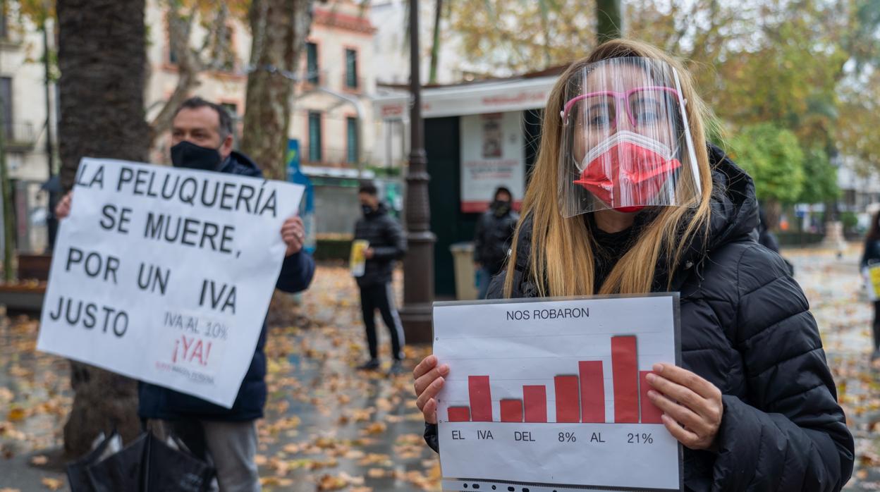 Manifestación del sector de la peluquería en la Plaza Nueva de Sevilla