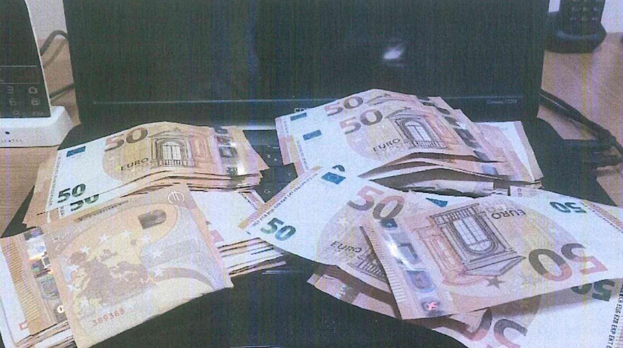Imagen de una foto enviada por uno de los colaboradores de León con billetes de 50 sobre su portátil