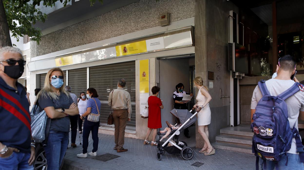 Colas en una oficina de empleo en Córdoba durante la pandemia