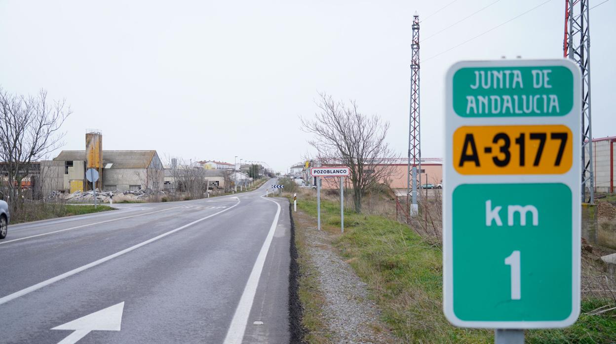 Acceso a Pozoblanco desde la A-3177, carretera desde la que partirá la futura variante noroeste