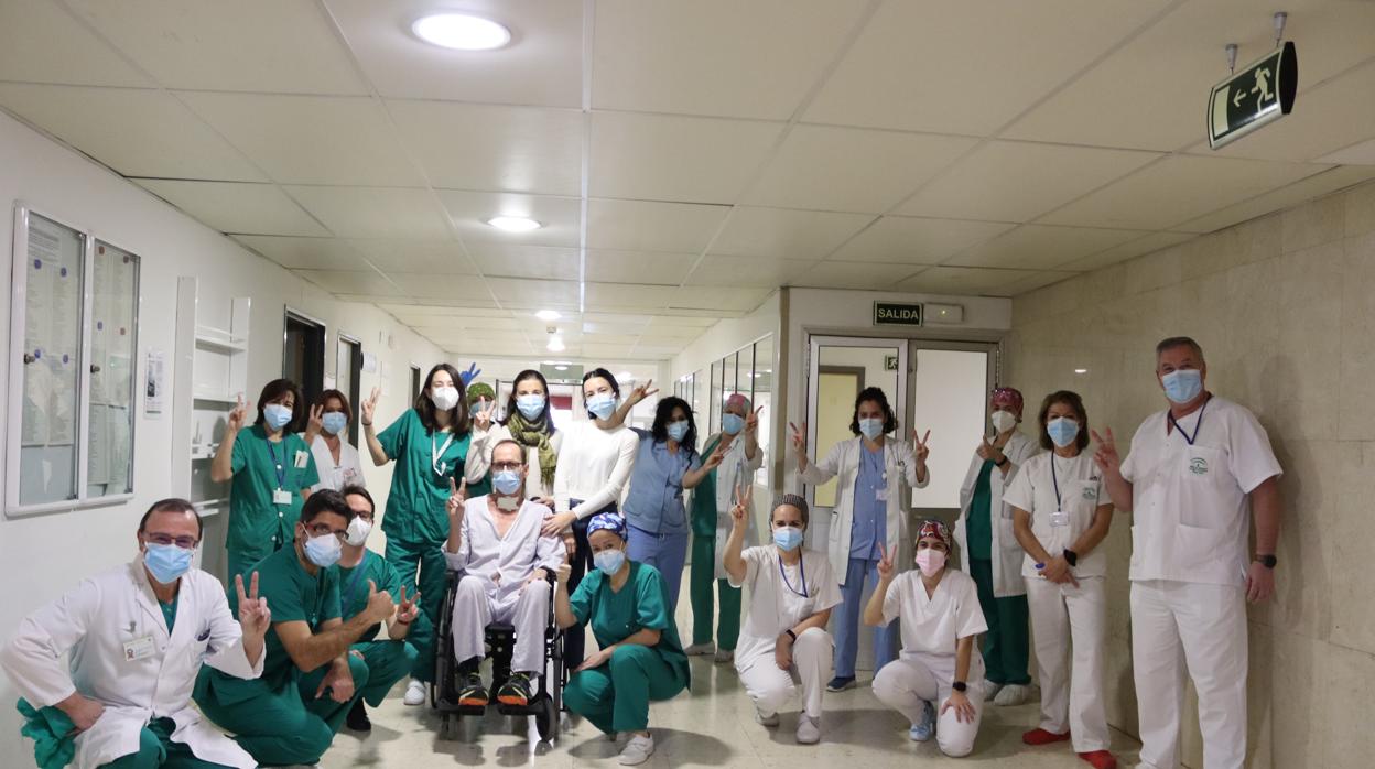 Vicente Bermúdez en el centro de la imagen a su salida del Hospital Reina Sofía después de diez meses ingresado