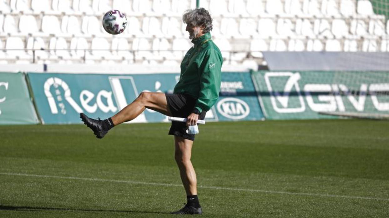 Pablo Alfaro da unos toques de balón durante un entrenamiento