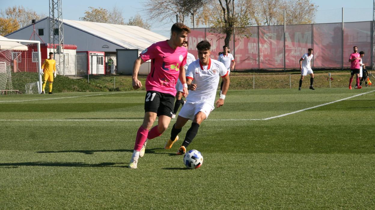 Lance del último partido de liga entre el Ciudad de Lucena y el Sevilla Atlético