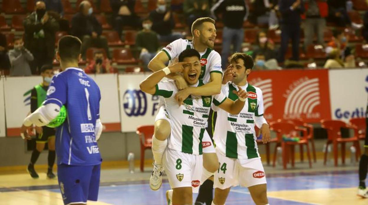 Shimizu celebra un gol del Córdoba Patrimoino