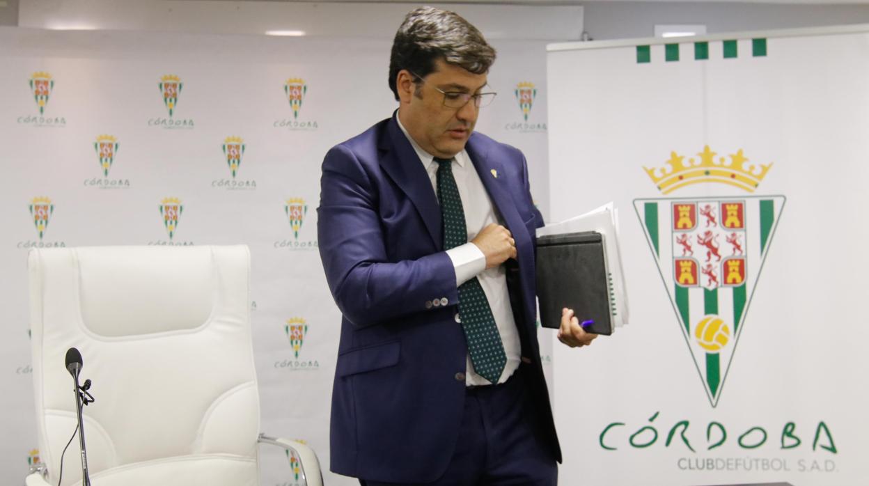 El expresidente del Córdoba Jesús León mete la mano en un bolsillo tras una rueda de prensa