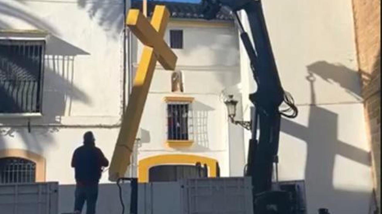 Un momento de la retirada de la Cruz de las Descalzas en Aguilar de la Frontera J. P.