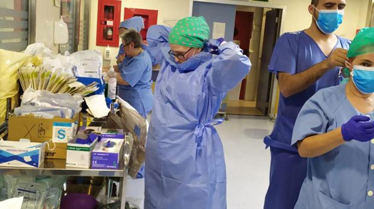 Sanitarios se preparan en un hospital andaluz