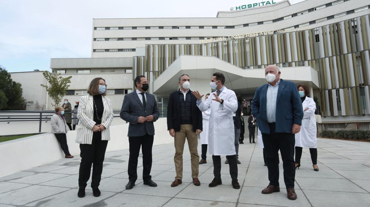 Elías Bendodo y Jesús Aguirre, este sábado en el Hospital Virgen Macarena de Sevilla