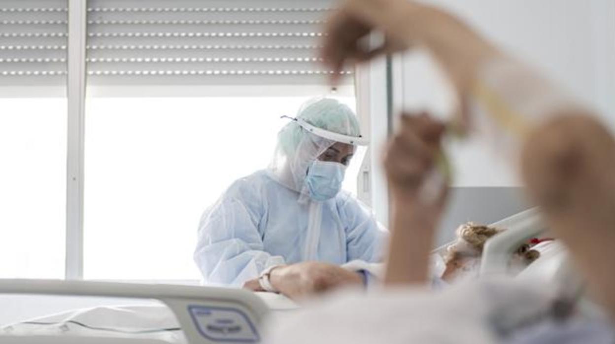 Imagen de un profesional sanitario atendiendo a paciente con coronavirus