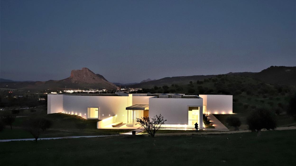 El renovado museo con la Peña de los Enamorados al fondo