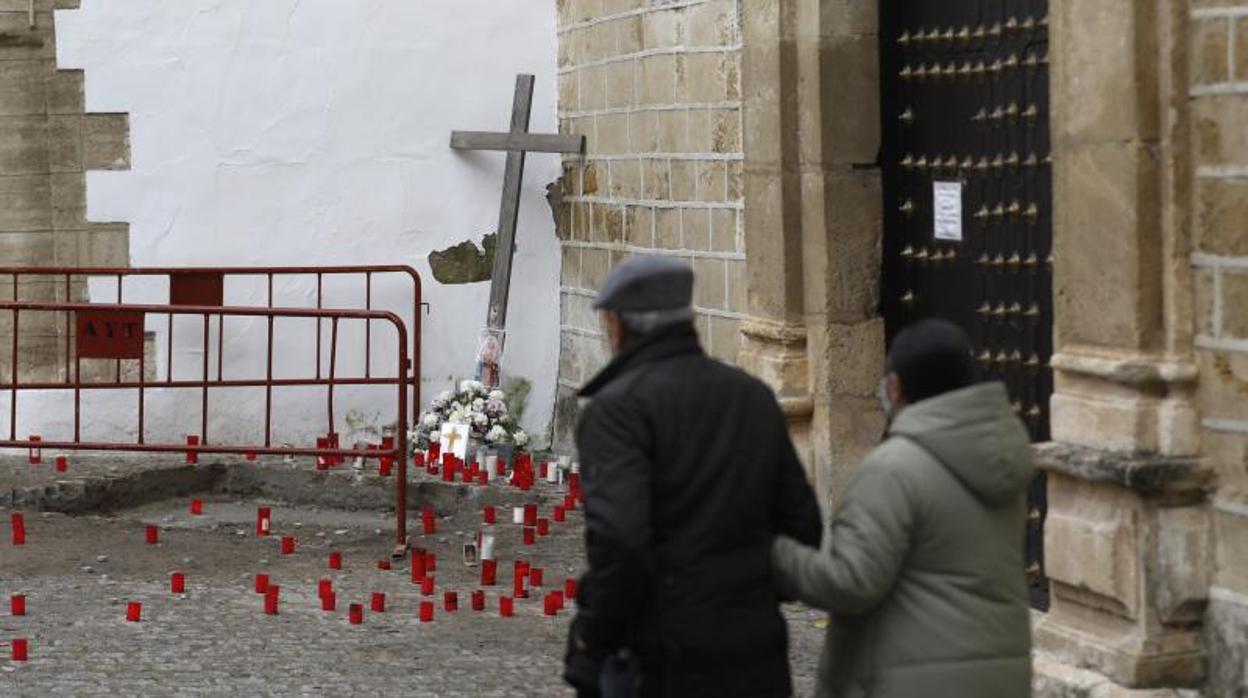 Dos vecinos delante del sitio que ocupaba la cruz retirada