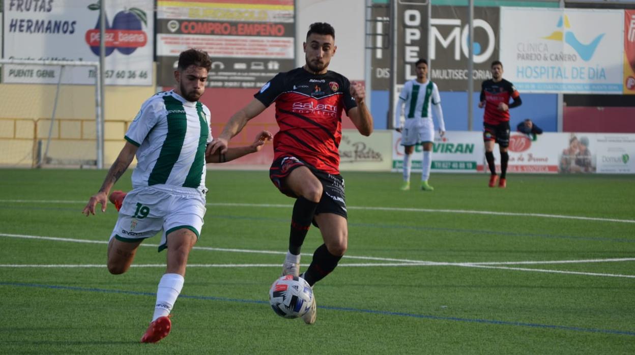 Un momento del derbi provincial entre el Salerm Puente Genil y el Córdoba B este domingo en el Polinario