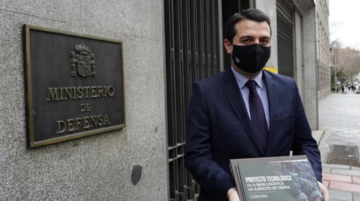 El alcalde de Córdoba, con el proyecto en la mano en el Ministerio de Defensa