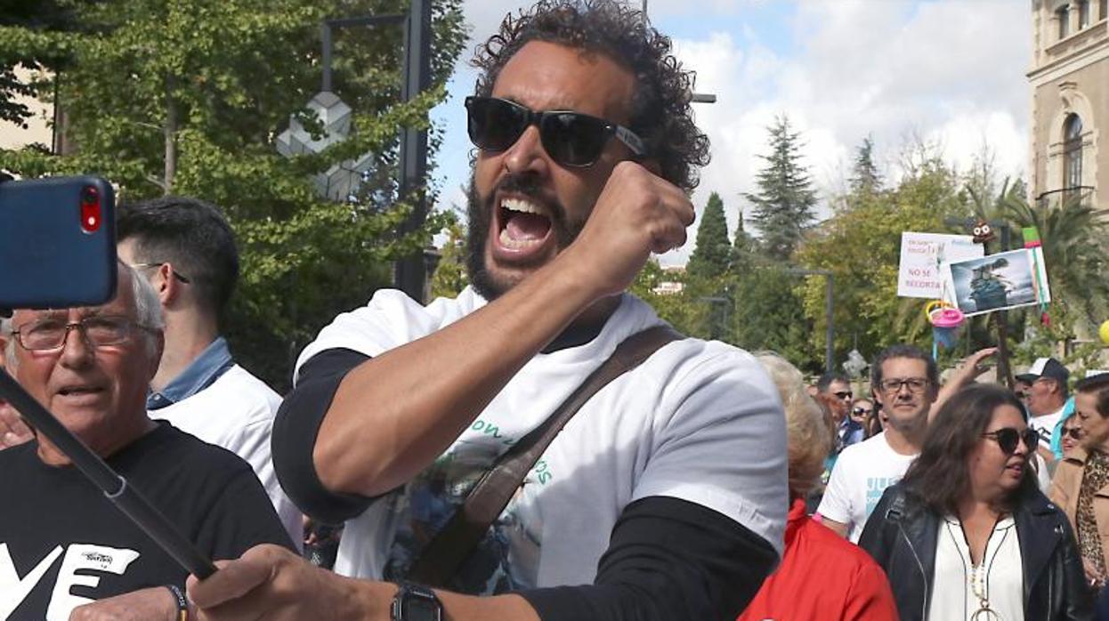 El doctor granadino Jesús Candel, Spiriman, en una manifestación en Sevilla en octubre de 2019