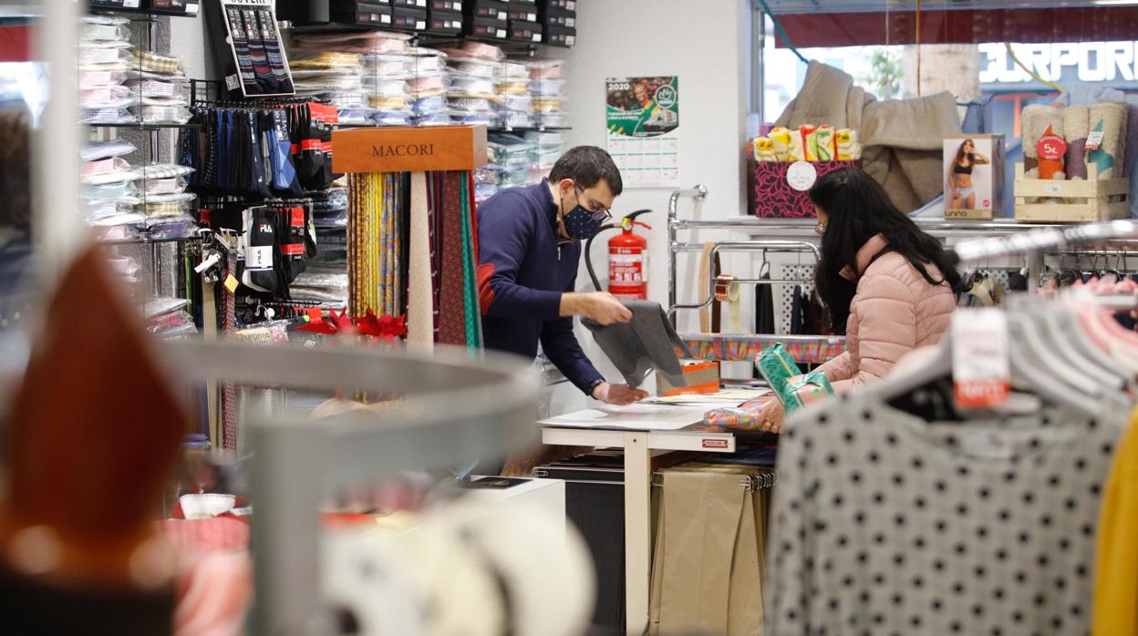 Un dependiente en una tienda de Córdoba